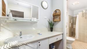 Bribie Beach House, Waterfront directly across the road - Solander Esp, Banksia Beach