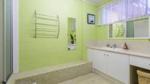 Bribie Beach House, Waterfront directly across the road - Solander Esp, Banksia Beach