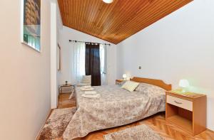 Apartment Biserka 2240