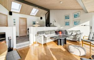 2 Bedroom Nice Home In Juelsminde