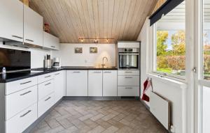 2 Bedroom Nice Home In Juelsminde