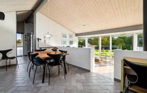 2 Bedroom Nice Home In Juelsminde