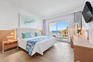 Twin Room with Sea View room in Hotel Villa Chiquita