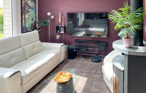 Maisons de vacances 5 Bedroom Beautiful Home In Taule : photos des chambres