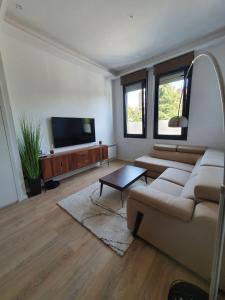 Bright & Stylish 1-Bedroom Apartment with Parking - Balderas