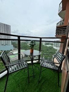 Cozy, aesthetic Pet friendly 1br Condo with balcony in Pasay with Manila Bay View Near MOA & Okada WFH ready Free Pool Acces Gym and Sauna