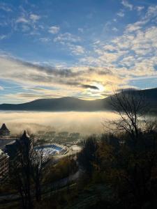 Weranda Śnieżka klimatyczne mieszkanie z widokiem na Śnieżkę 10 minut do wyciągów i Świątyni Wang, parking w cenie