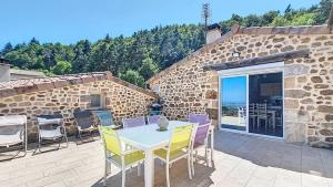 Les Gîtes de Combalat Piscine couverte à proximité de Peaugres