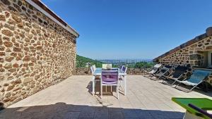 Les Gîtes de Combalat Piscine couverte à proximité de Peaugres