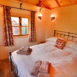 Finest Retreats - Shepherds Lodge at Morrells Wood