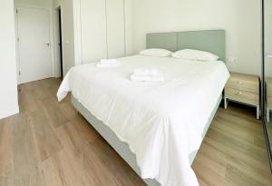 Two bedrooms luxury ground floor apartment in the Sun