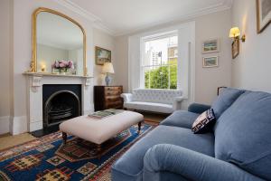 Veeve - The Oval House