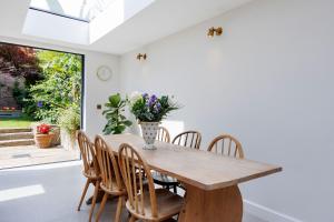 Veeve - The Oval House