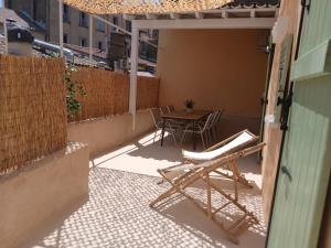 Très bel appartement refait à neuf dans la vieille ville de Hyères, 2 chambres, grande terrasse plein sud