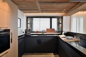 Homency - Chalet White Stone Neige et Soleil