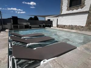 Villa Oasis entre Viñedos cerca de Barcelona con A A y piscina climatizada