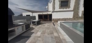 Villa Oasis entre Viñedos cerca de Barcelona con A A y piscina climatizada