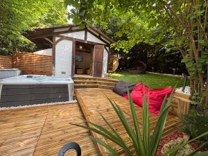 La Chaumière Luxury Domain with 2 Apartments Spa and Pool near Disneyland