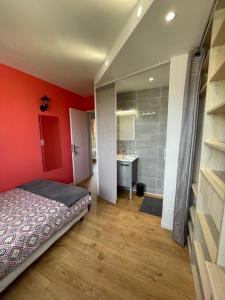 Chambres avec espaces communs équipés parfait pour séjour professionnel ou ambiance conviviale