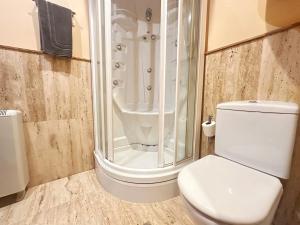 Apartment with a balcony, downtown, free parking by YBH