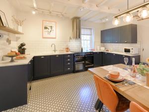 The Loft - a stylish 2-bed in prime central location - Pass the Keys