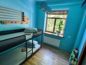 Blakus bērnu pilsētiņai un pludmalei