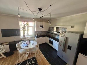 Blakus bērnu pilsētiņai un pludmalei