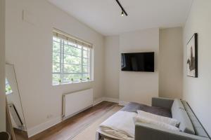 Airy 2-Bed Flat in Notting Hill