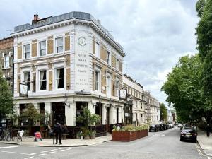 Airy 2-Bed Flat in Notting Hill