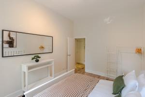 Airy 2-Bed Flat in Notting Hill