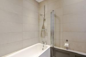 Airy 2-Bed Flat in Notting Hill