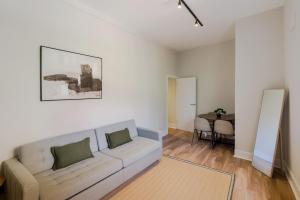 Airy 2-Bed Flat in Notting Hill