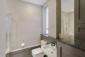 Airy 2-Bed Flat in Notting Hill