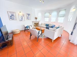 Villa Mia - Peerless Bond