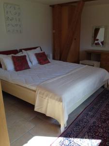 Great view Top floor spacious flat with Pool and Gym