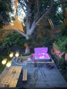 Studio with kitchen nestled lovely wooded cul du sac