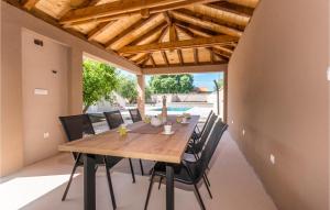 Gorgeous Home In Sikovo With Wifi