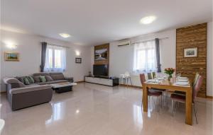 Gorgeous Home In Sikovo With Wifi