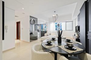 Daniels 1BR at Marina with Pool View