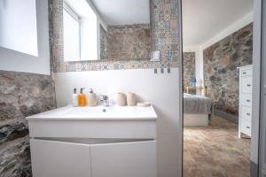 Fajã Stone House by LovelyStay