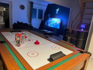Maisons de vacances Chalet 6-8 personnes avec jeux et jaccuzi - Nahleo Chalet : photos des chambres