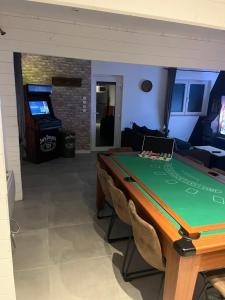 Maisons de vacances Chalet 6-8 personnes avec jeux et jaccuzi - Nahleo Chalet : photos des chambres