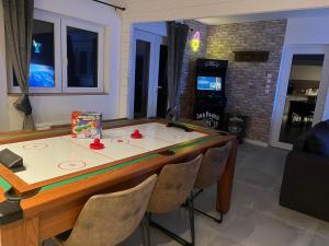 Maisons de vacances Chalet 6-8 personnes avec jeux et jaccuzi - Nahleo Chalet : photos des chambres
