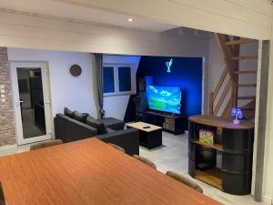 Maisons de vacances Chalet 6-8 personnes avec jeux et jaccuzi - Nahleo Chalet : photos des chambres