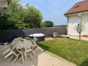 Maisons de vacances Chalet 6-8 personnes avec jeux et jaccuzi - Nahleo Chalet : photos des chambres