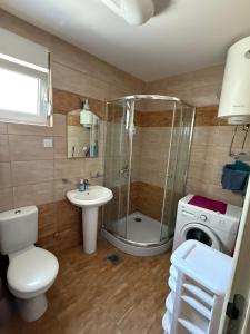 Cozy Apartment with Private Garage - Walk to City Center