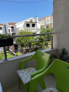 Cozy Apartment with Private Garage - Walk to City Center