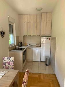 Cozy Apartment with Private Garage - Walk to City Center