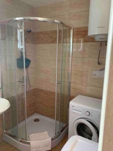 Cozy Apartment with Private Garage - Walk to City Center