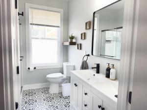 Jennifers Stylish & Modern Broadway Getaway